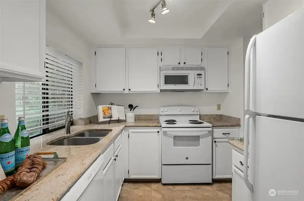 412 10th Street UNIT B202, Kirkland, WA 98033 