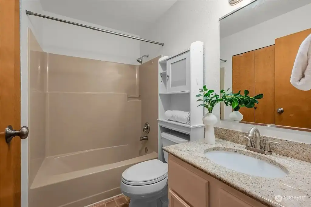 412 10th Street UNIT B202, Kirkland, WA 98033 