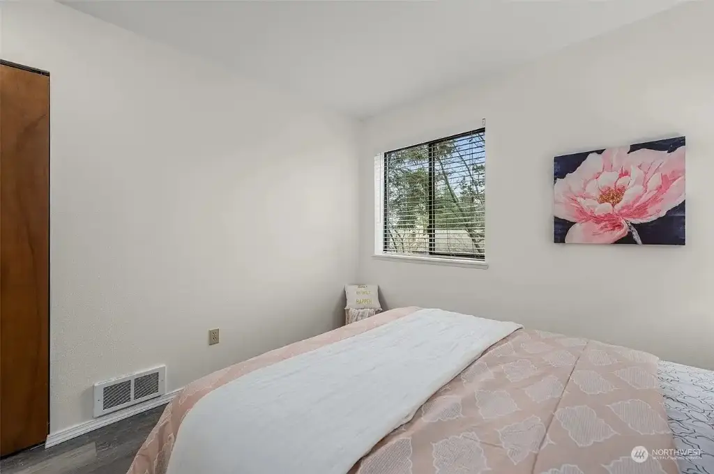 412 10th Street UNIT B202, Kirkland, WA 98033 