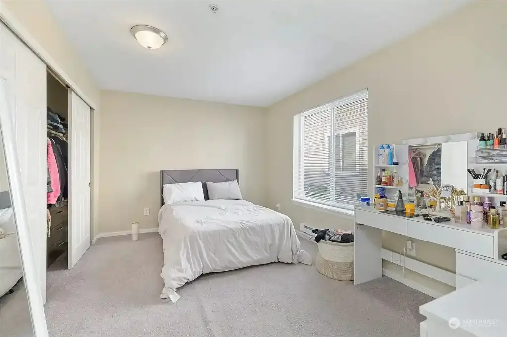 10335 Midvale Avenue N, Seattle, WA 98133 