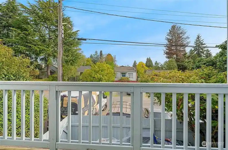 10335 Midvale Avenue N, Seattle, WA 98133 