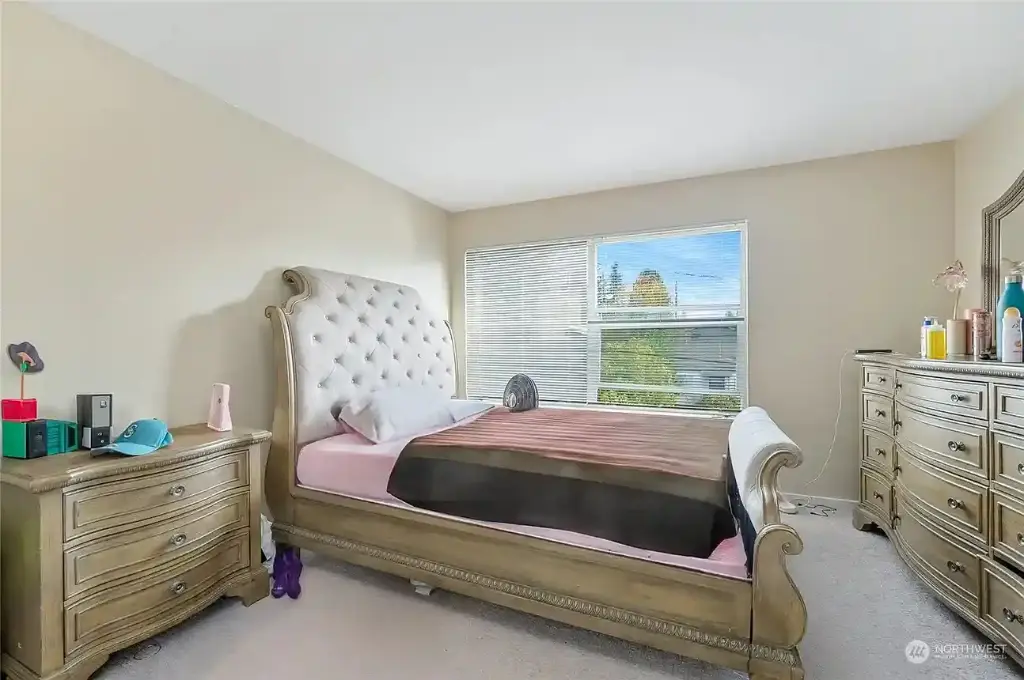 10335 Midvale Avenue N, Seattle, WA 98133 