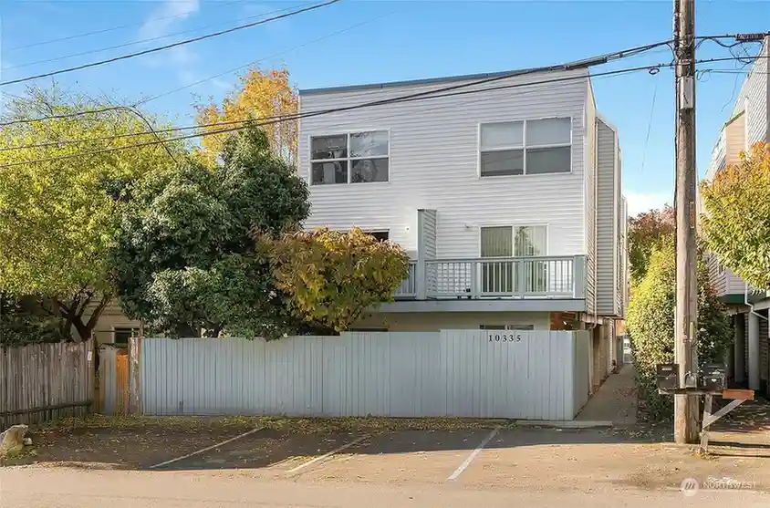 10335 Midvale Avenue N, Seattle, WA 98133 