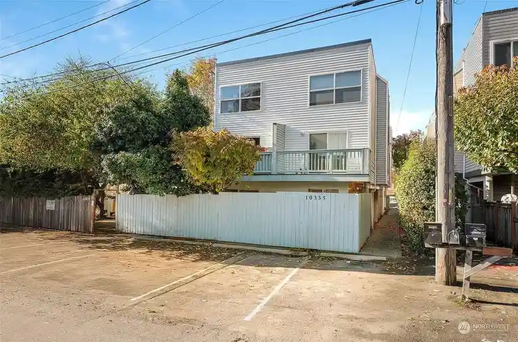 10335 Midvale Avenue N, Seattle, WA 98133 