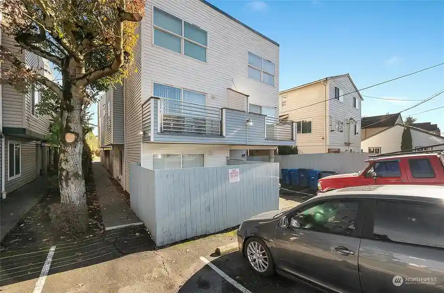 10335 Midvale Avenue N, Seattle, WA 98133 