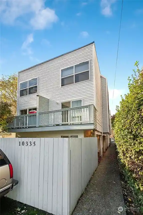 10335 Midvale Avenue N, Seattle, WA 98133 