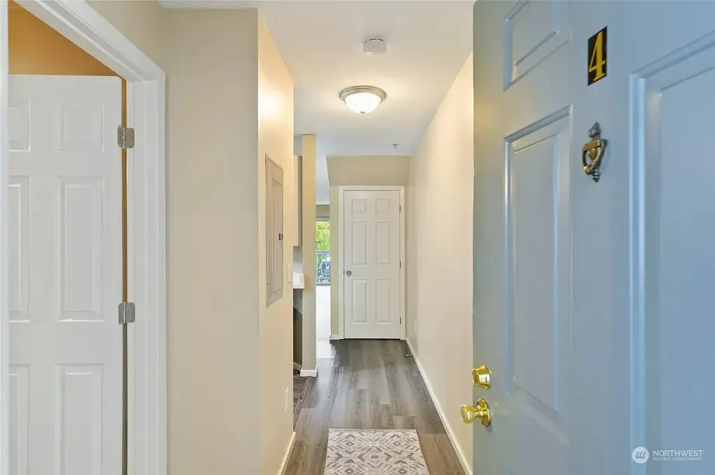 10335 Midvale Avenue N, Seattle, WA 98133 
