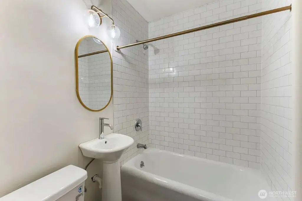 5234 University Way NE, Seattle, WA 98105 