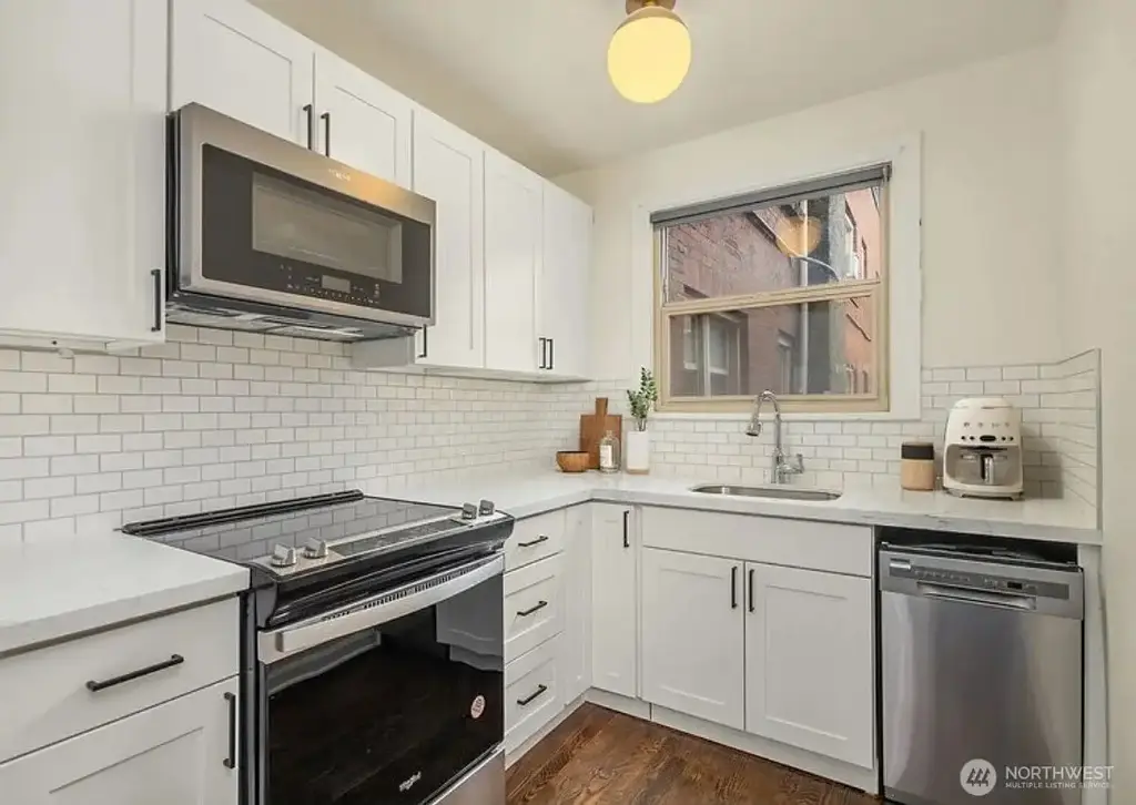 5234 University Way NE, Seattle, WA 98105 