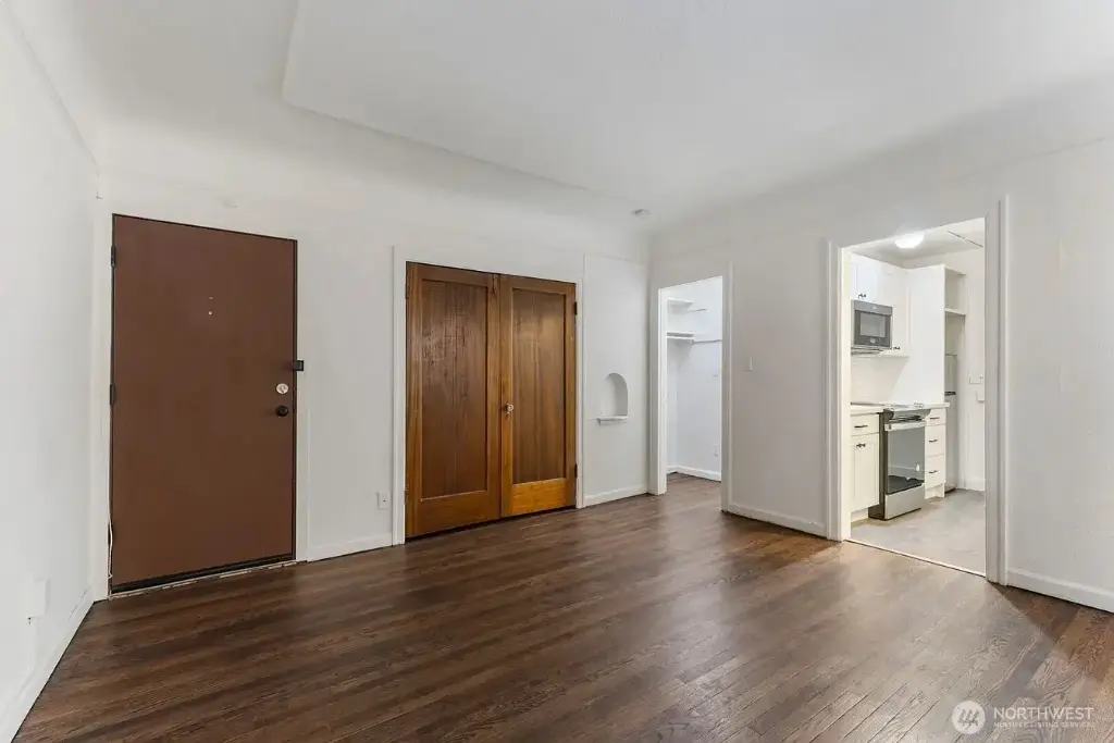 5234 University Way NE, Seattle, WA 98105 