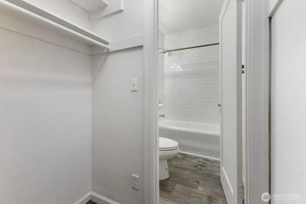 5234 University Way NE, Seattle, WA 98105 