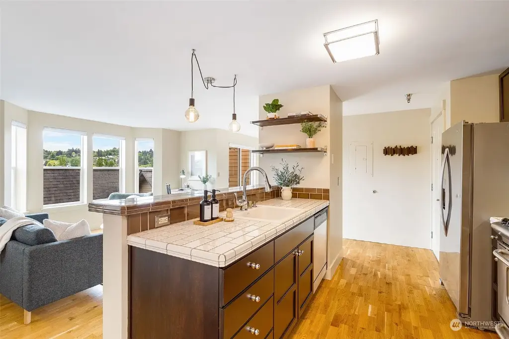 209 N 39th Street UNIT 303, Seattle, WA 98103 