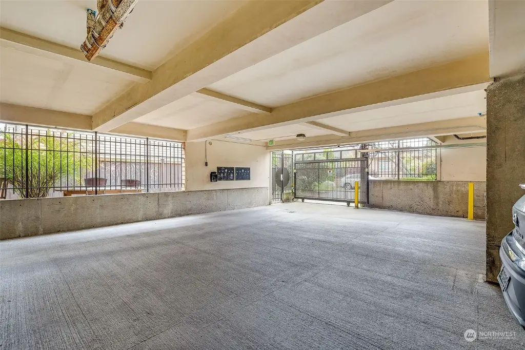 209 N 39th Street UNIT 303, Seattle, WA 98103 