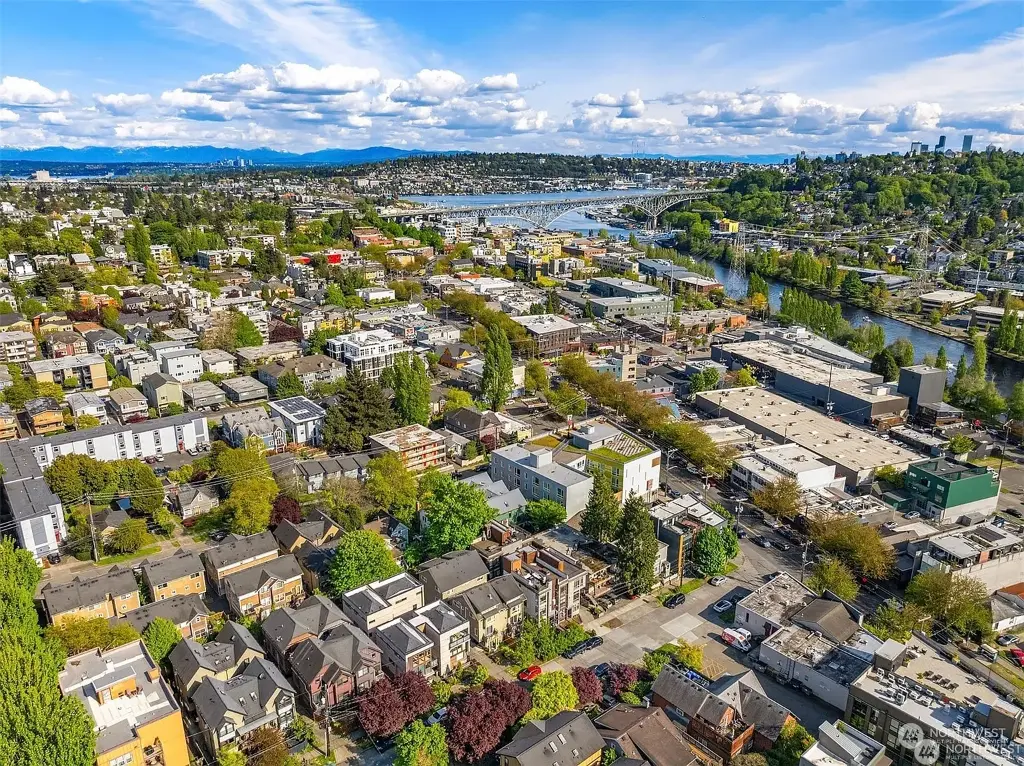 209 N 39th Street UNIT 303, Seattle, WA 98103 