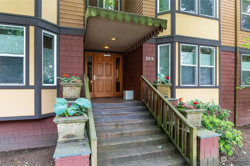 209 N 39th Street UNIT 303, Seattle, WA 98103 