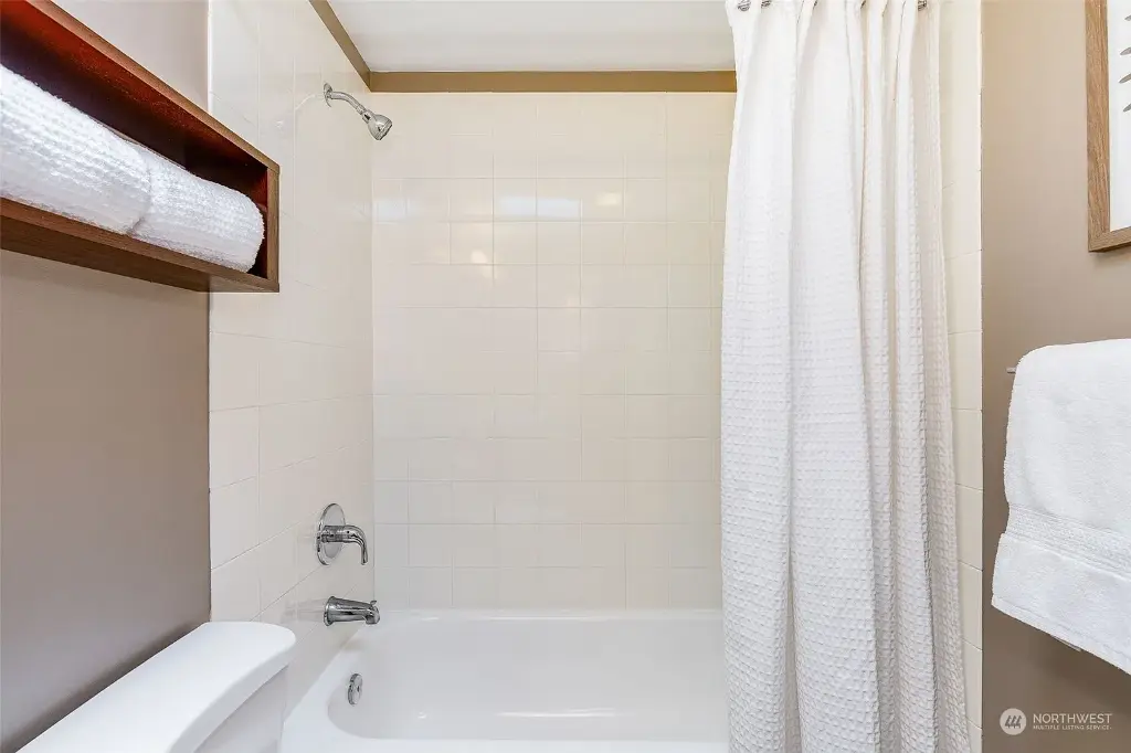 209 N 39th Street UNIT 303, Seattle, WA 98103 