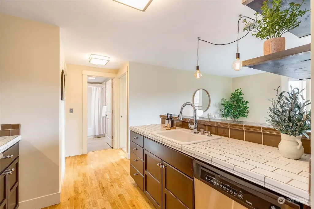 209 N 39th Street UNIT 303, Seattle, WA 98103 