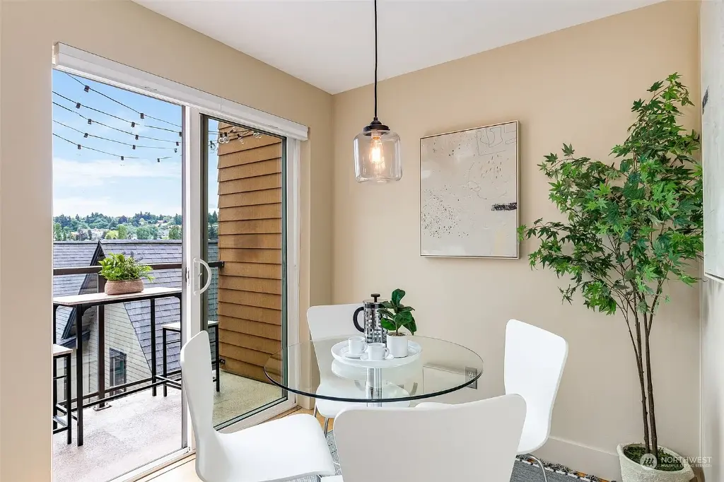 209 N 39th Street UNIT 303, Seattle, WA 98103 