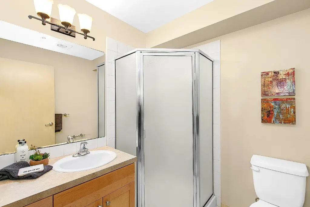 9057 Greenwood Ave N APT 304, Seattle, WA 98103 