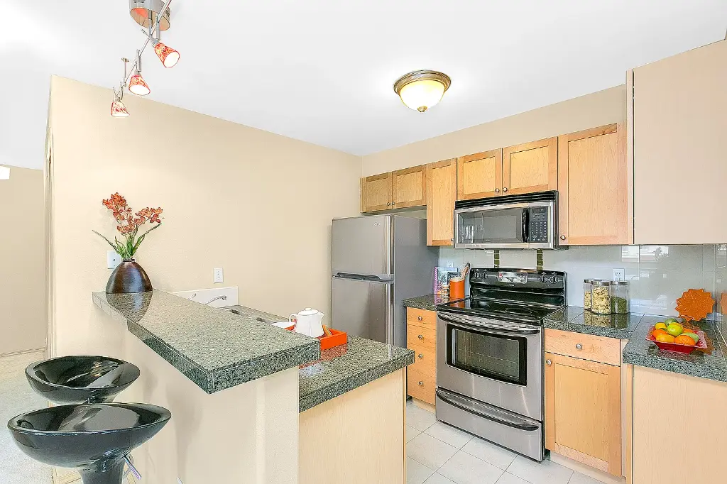 9057 Greenwood Ave N APT 304, Seattle, WA 98103 
