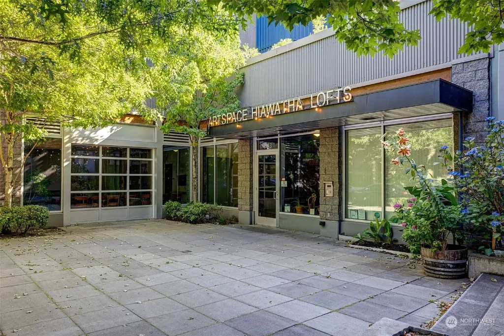 827 Hiawatha Place S UNIT 312, Seattle, WA 98144 