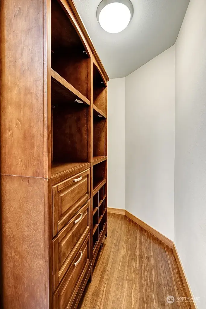827 Hiawatha Place S UNIT 312, Seattle, WA 98144 