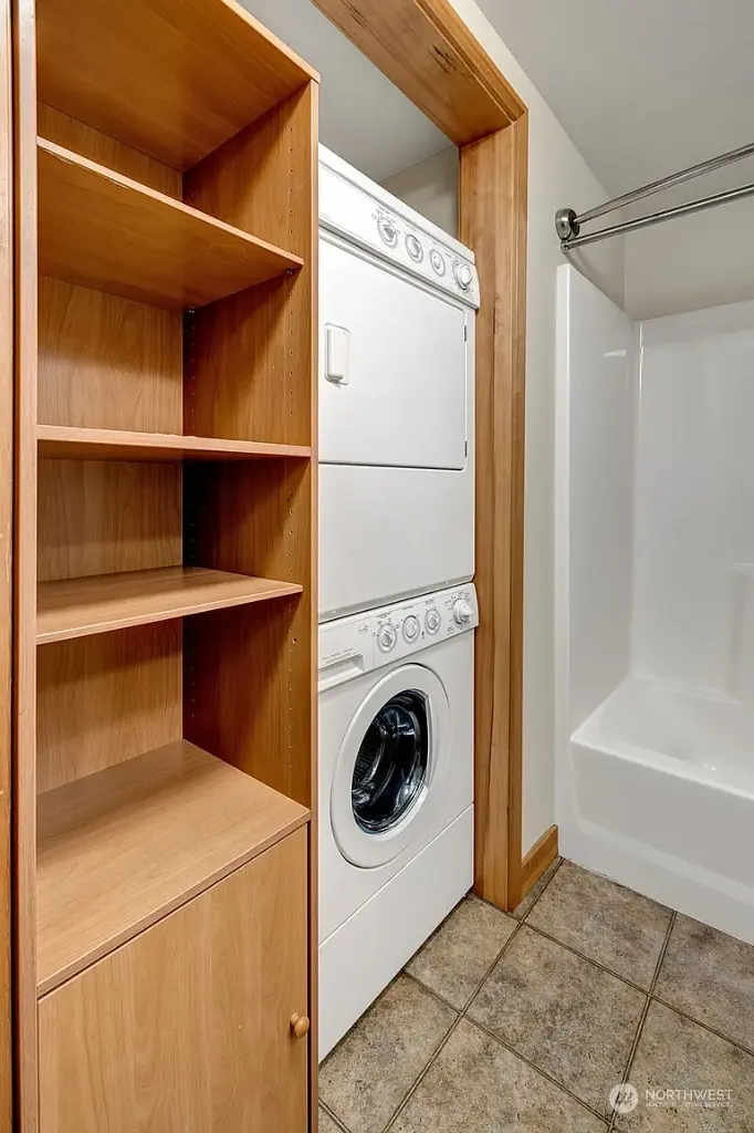 827 Hiawatha Place S UNIT 312, Seattle, WA 98144 