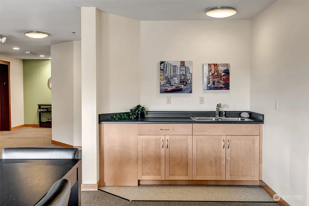 827 Hiawatha Place S UNIT 312, Seattle, WA 98144 