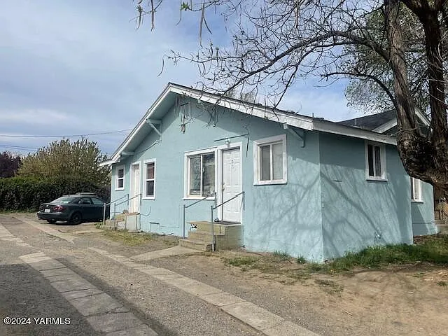 309 W D St, Yakima, WA 98902 