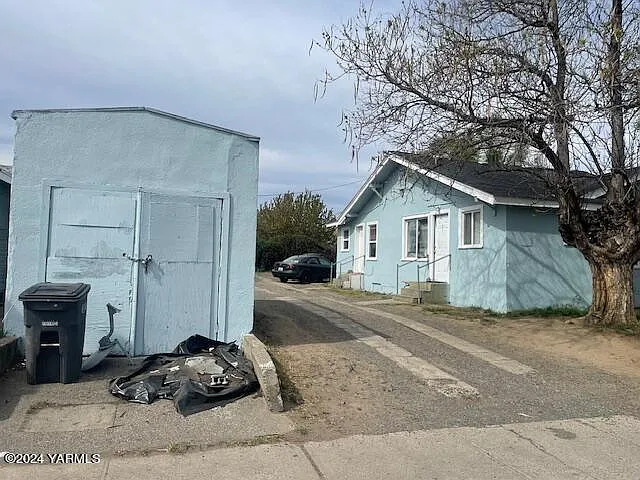309 W D St, Yakima, WA 98902 