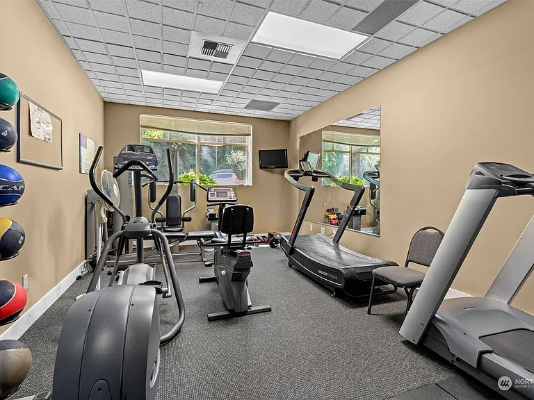 900 Aurora Avenue N UNIT 205, Seattle, WA 98109 