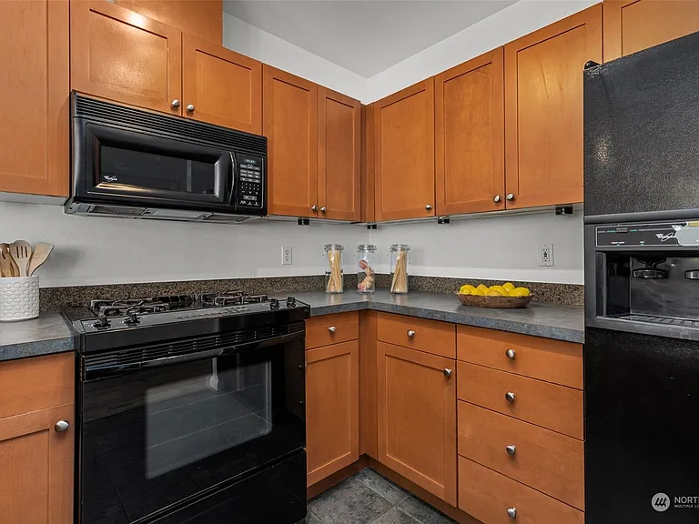 900 Aurora Avenue N UNIT 205, Seattle, WA 98109 