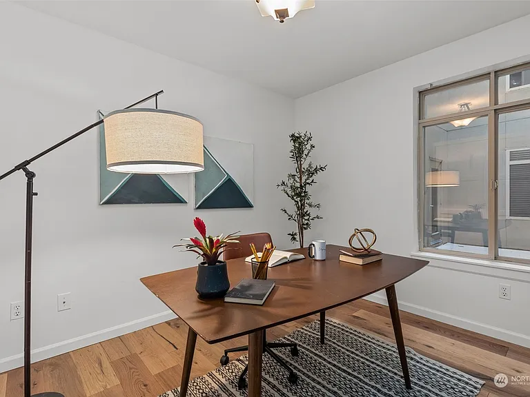 900 Aurora Avenue N UNIT 205, Seattle, WA 98109 