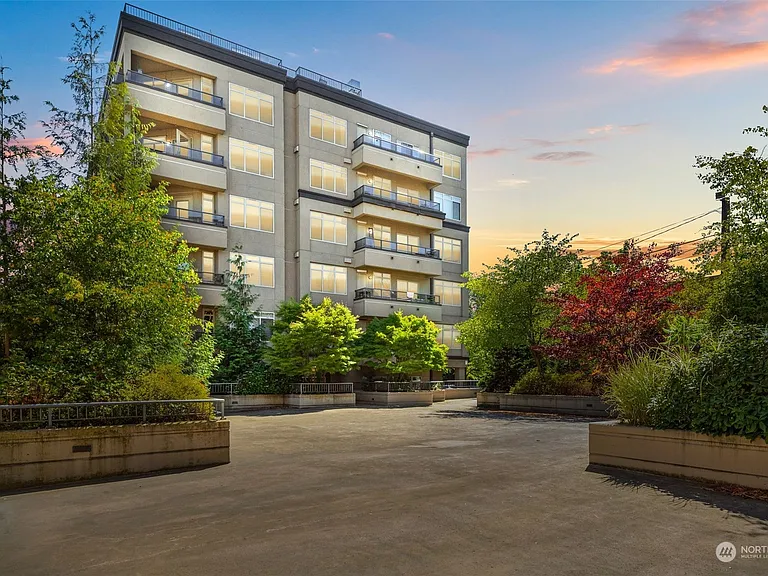 900 Aurora Avenue N UNIT 205, Seattle, WA 98109 
