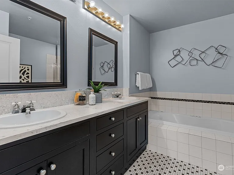 900 Aurora Avenue N UNIT 205, Seattle, WA 98109 