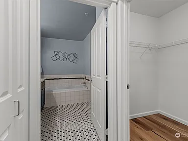 900 Aurora Avenue N UNIT 205, Seattle, WA 98109 