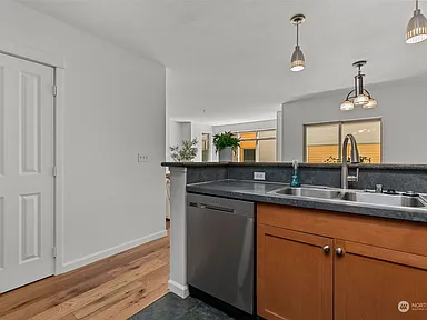 900 Aurora Avenue N UNIT 205, Seattle, WA 98109 