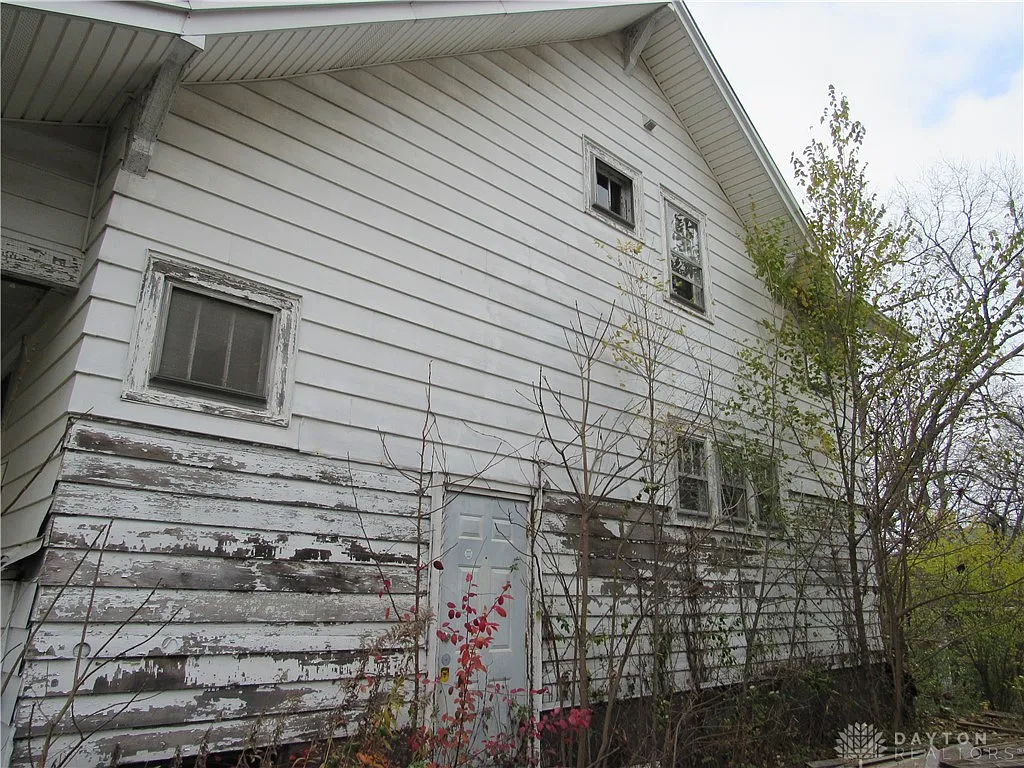 Unlock the Potential: 3-Bedroom Home with Spacious Layout and Investment Opportunity