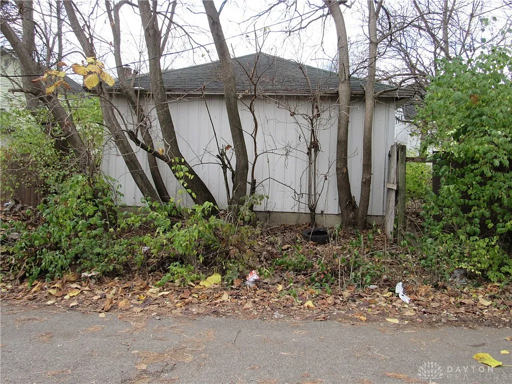 Unlock the Potential: 3-Bedroom Home with Spacious Layout and Investment Opportunity