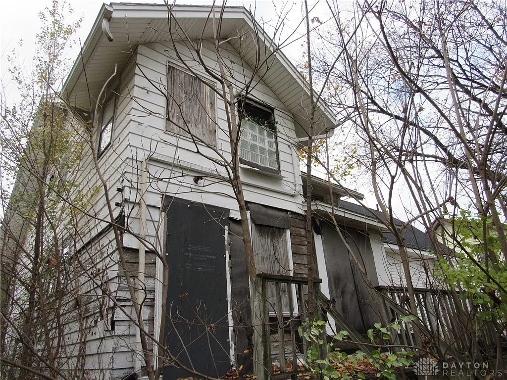 Unlock the Potential: 3-Bedroom Home with Spacious Layout and Investment Opportunity