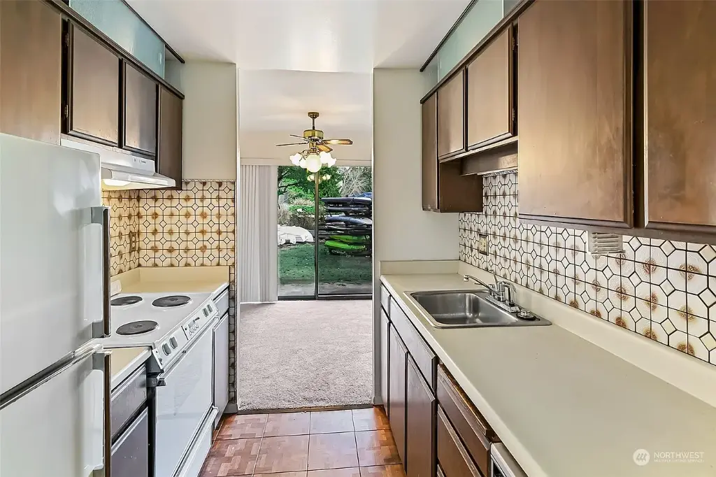 19428 Aurora Avenue N UNIT 106, Shoreline, WA 98133 