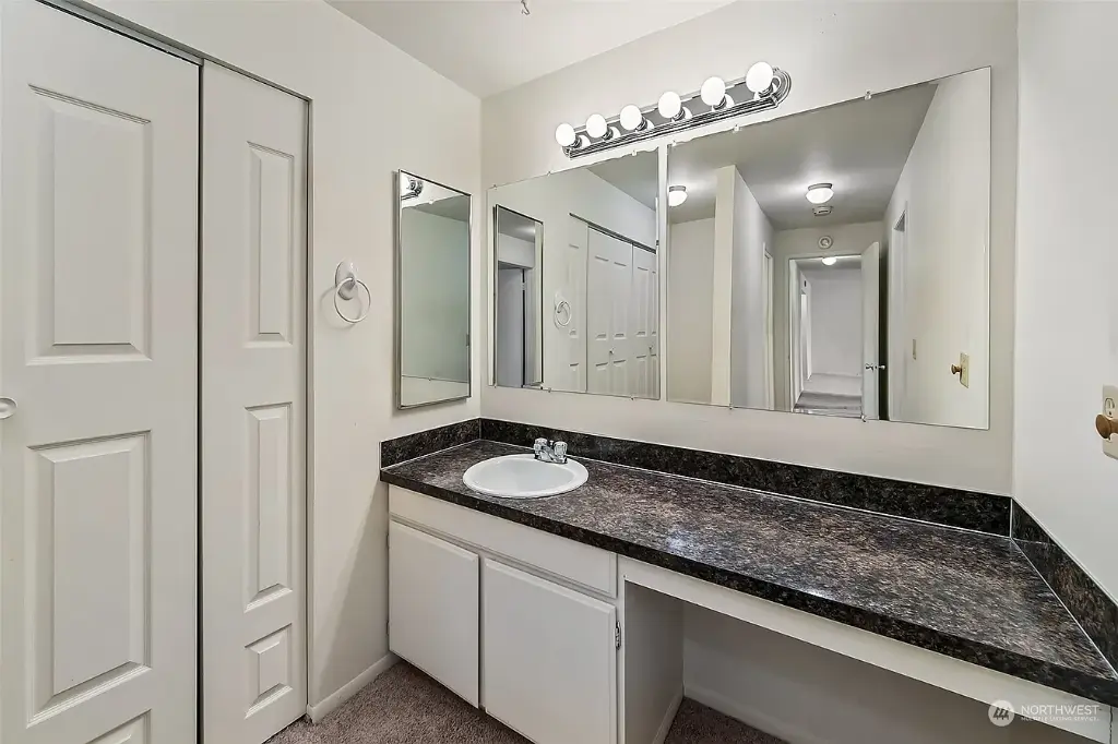 19428 Aurora Avenue N UNIT 106, Shoreline, WA 98133 