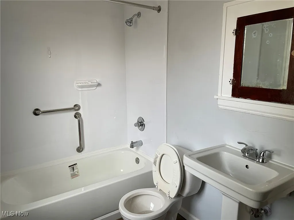 2137 N Taylor Rd, Cleveland Heights, OH 44112 