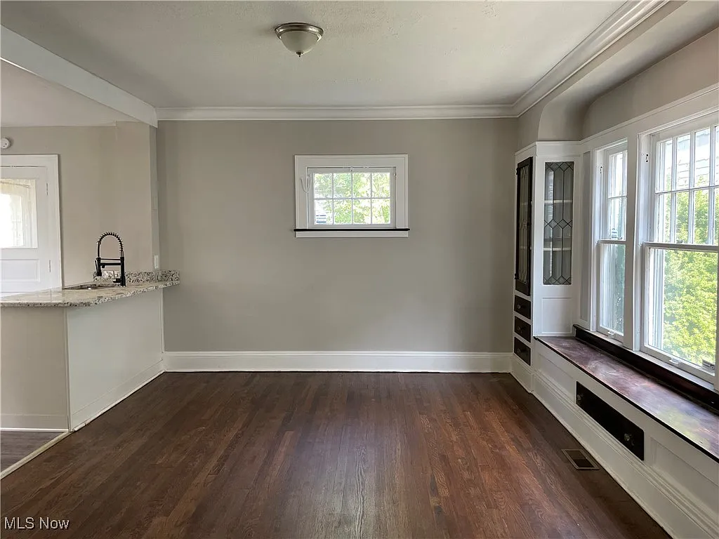 2137 N Taylor Rd, Cleveland Heights, OH 44112 