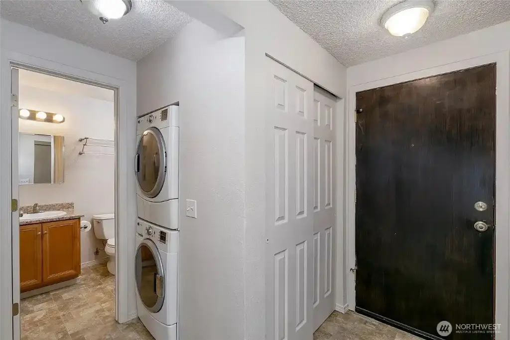 8911 Holly Drive UNIT 207, Everett, WA 98208 
