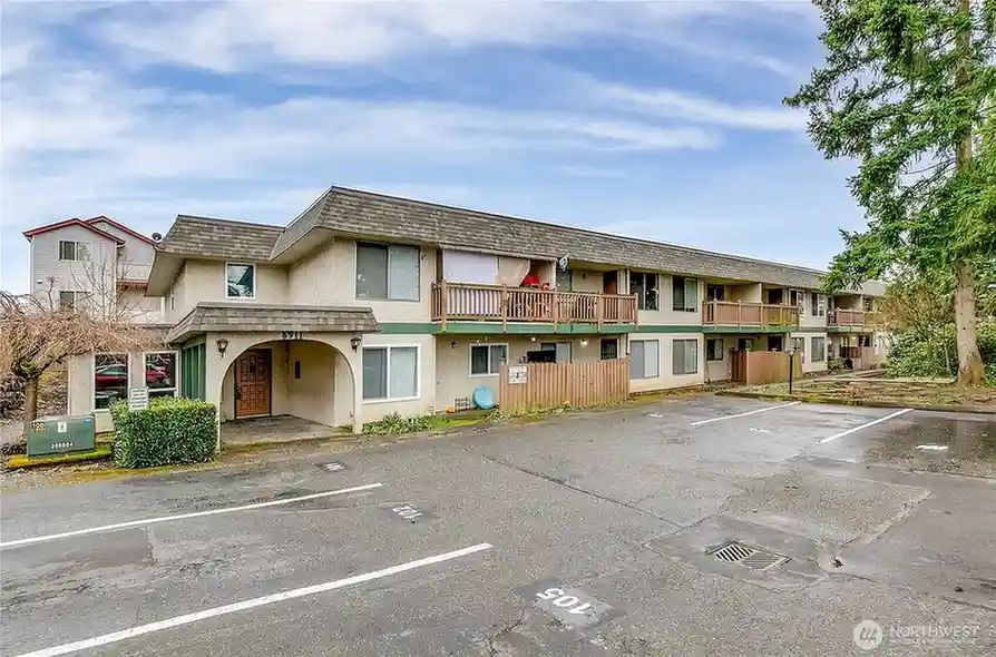 8911 Holly Drive UNIT 207, Everett, WA 98208 