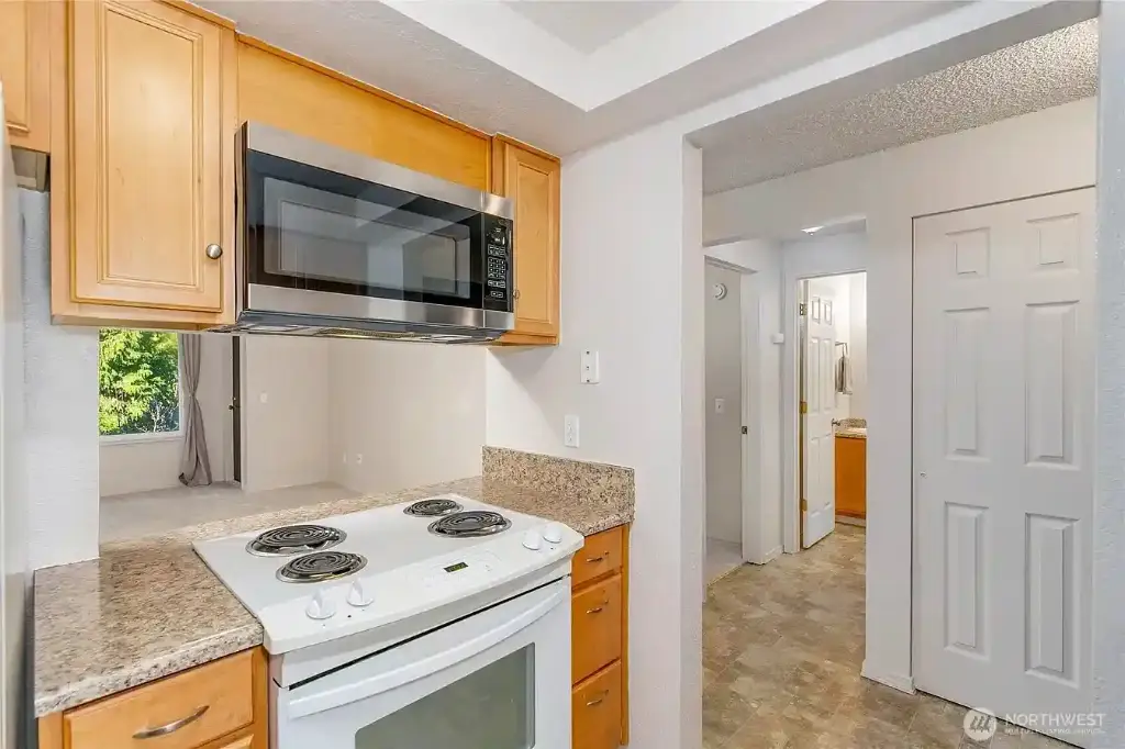 8911 Holly Drive UNIT 207, Everett, WA 98208 