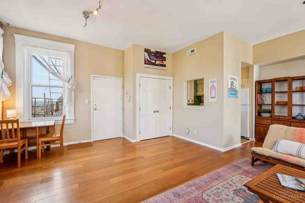 561 Milton St APT E, Cincinnati, OH 45202 