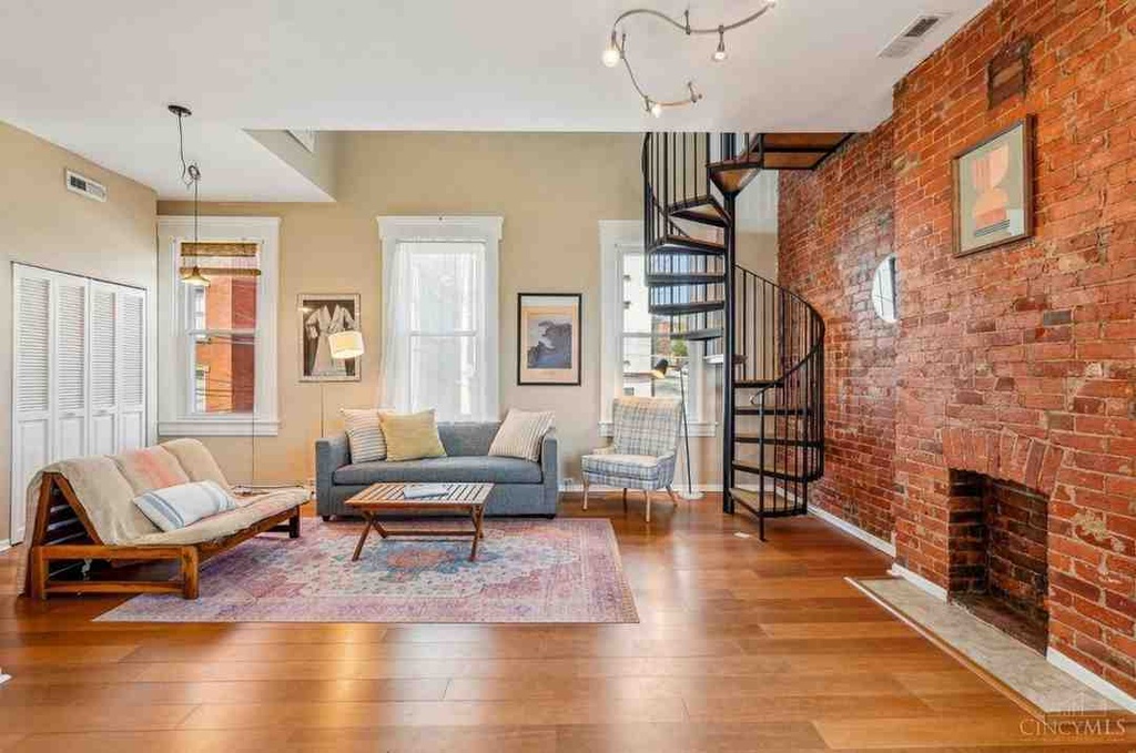 561 Milton St APT E, Cincinnati, OH 45202 