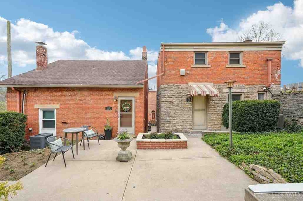 561 Milton St APT E, Cincinnati, OH 45202 